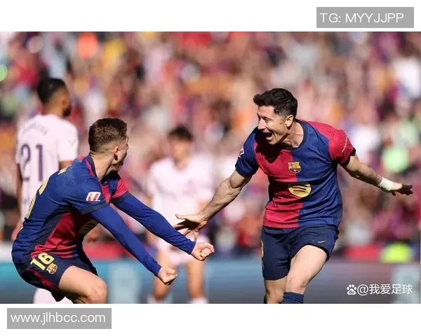 球星亲临助阵观看足球比赛现场感受精彩瞬间 球星亲临助阵观看足球比赛现场感受精彩瞬间