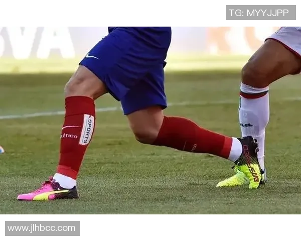 球星在足球场上摔倒背后的原因与影响分析 球星在足球场上摔倒背后的原因与影响分析