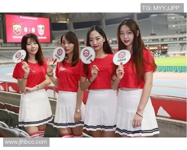 足球场上女球迷聚焦球星瞬间激情洋溢的时刻 足球场上女球迷聚焦球星瞬间激情洋溢的时刻